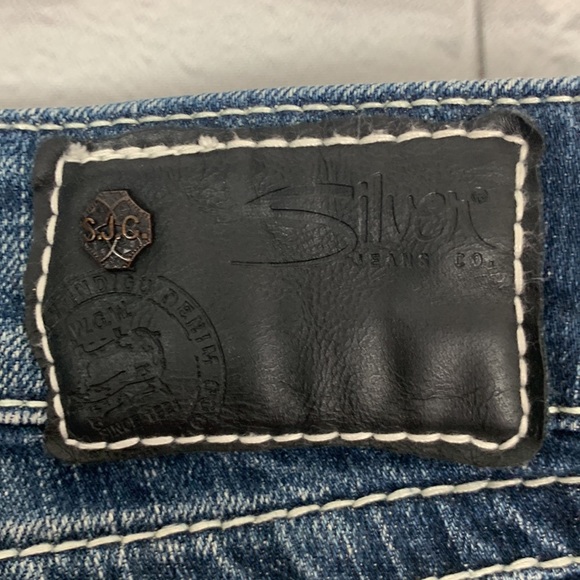 Silver Jeans Suki Flap Capri crop Jeans. 27. Darker wash. Distressed. Sequins - Picture 10 of 15